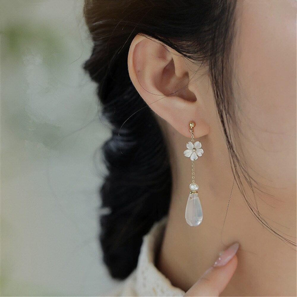 Reinigende Ohrringe mit weißen Achat-Tropfen und Perlenblüten