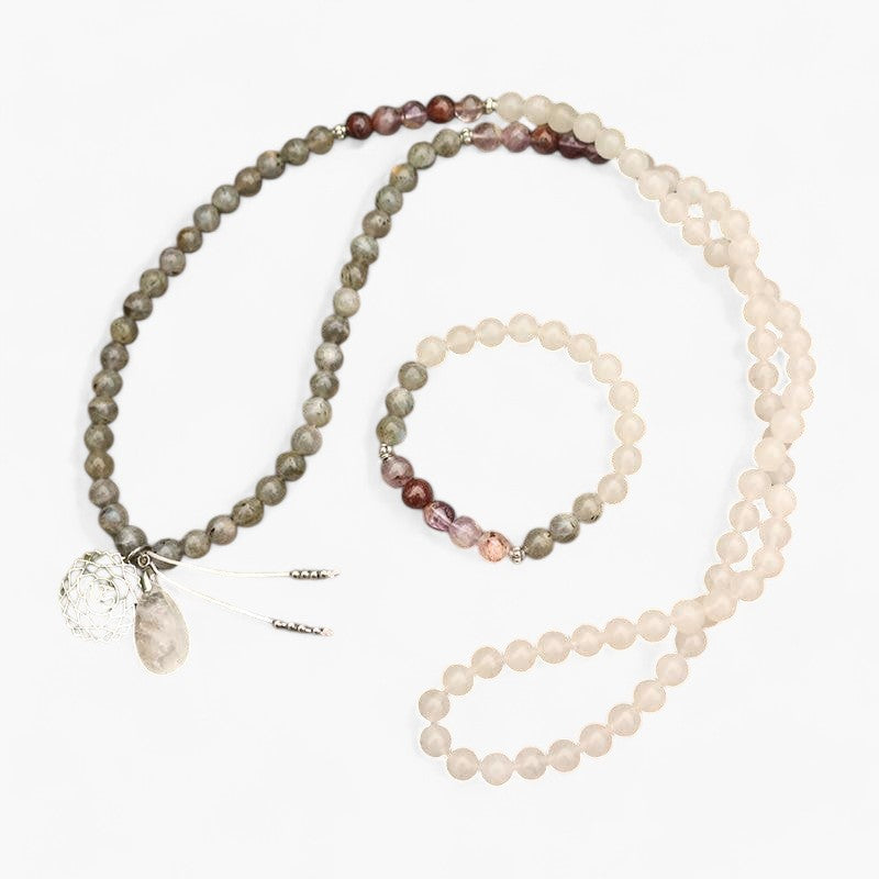 Göttliche Om-Halskette aus Labradorit, Jade und Amethystperlen