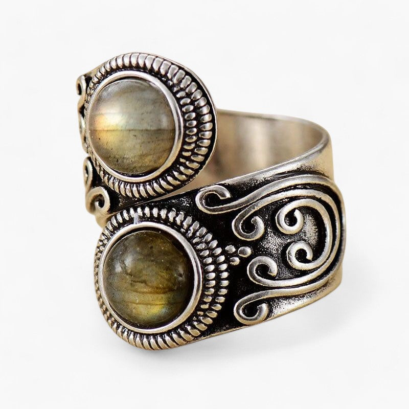 Ring im bohemischen Stil mit zwei Edelsteinen