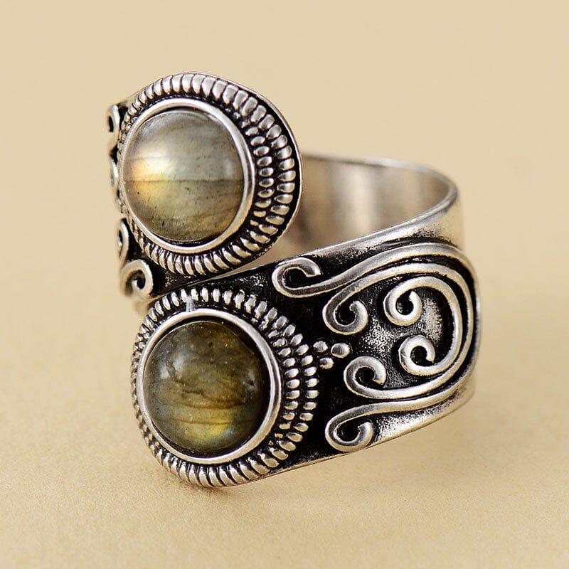 Ring im bohemischen Stil mit zwei Edelsteinen