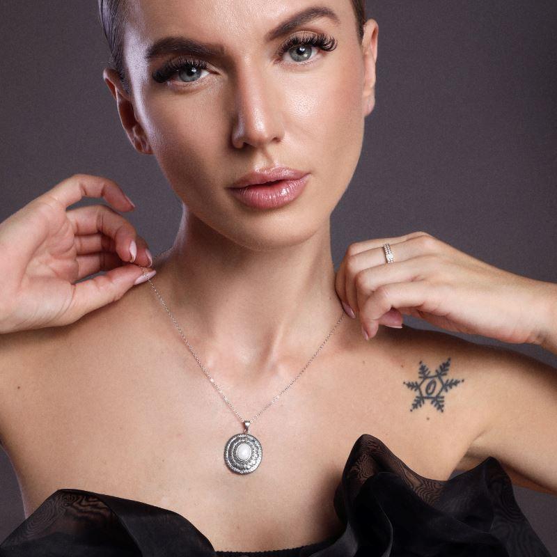 Halskette "Yavanna" mit ovalem Mondstein