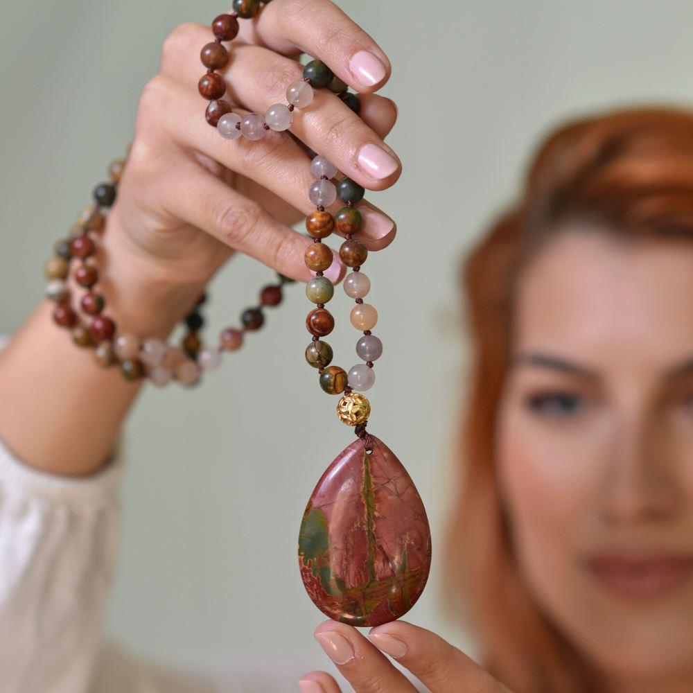Perlenkette aus Blatt-Jaspis und Onyx im klassischen Stil