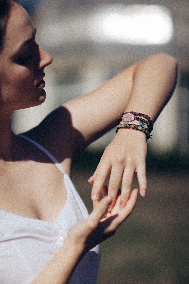 Spirituelles Prehnit Wickelarmband aus Leder