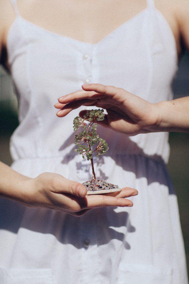 Feng Shui Kristallbaum "Positivität und Bedeutung" mit Olivenquarz und runder Basis