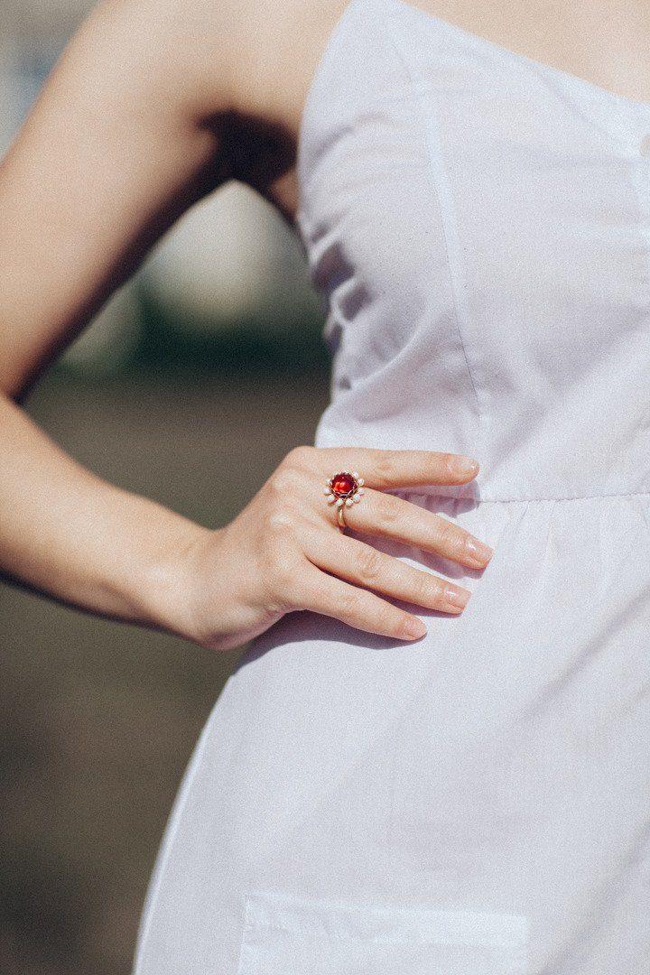 Roter Drahtring mit Süsswasserperle