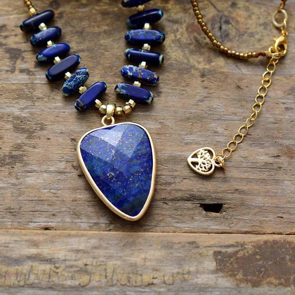 Charmante Böhmische Anhänger-Halskette aus Lapislazuli