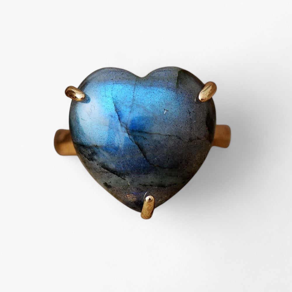 Ring mit heilendem Herzen aus Edelstein