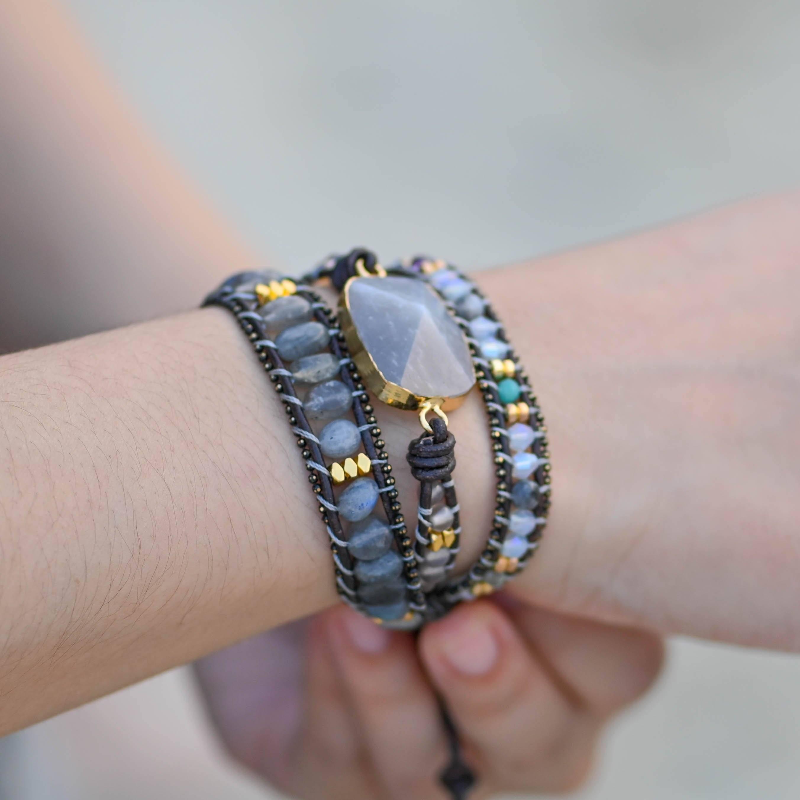 Mystisches Wickelarmband aus Labradorit