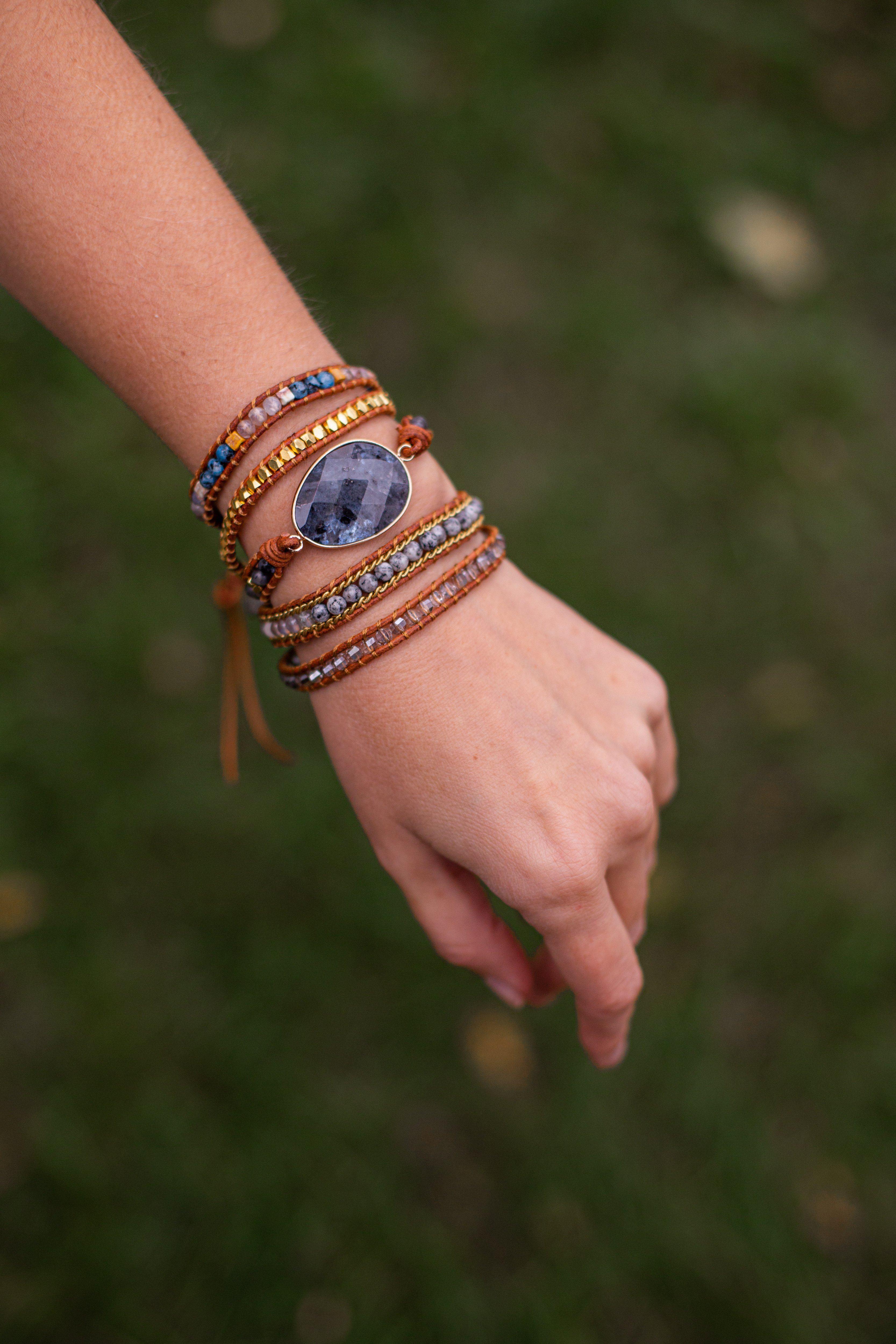 5-strängiges Boho-Armband mit eiförmigen Steinen