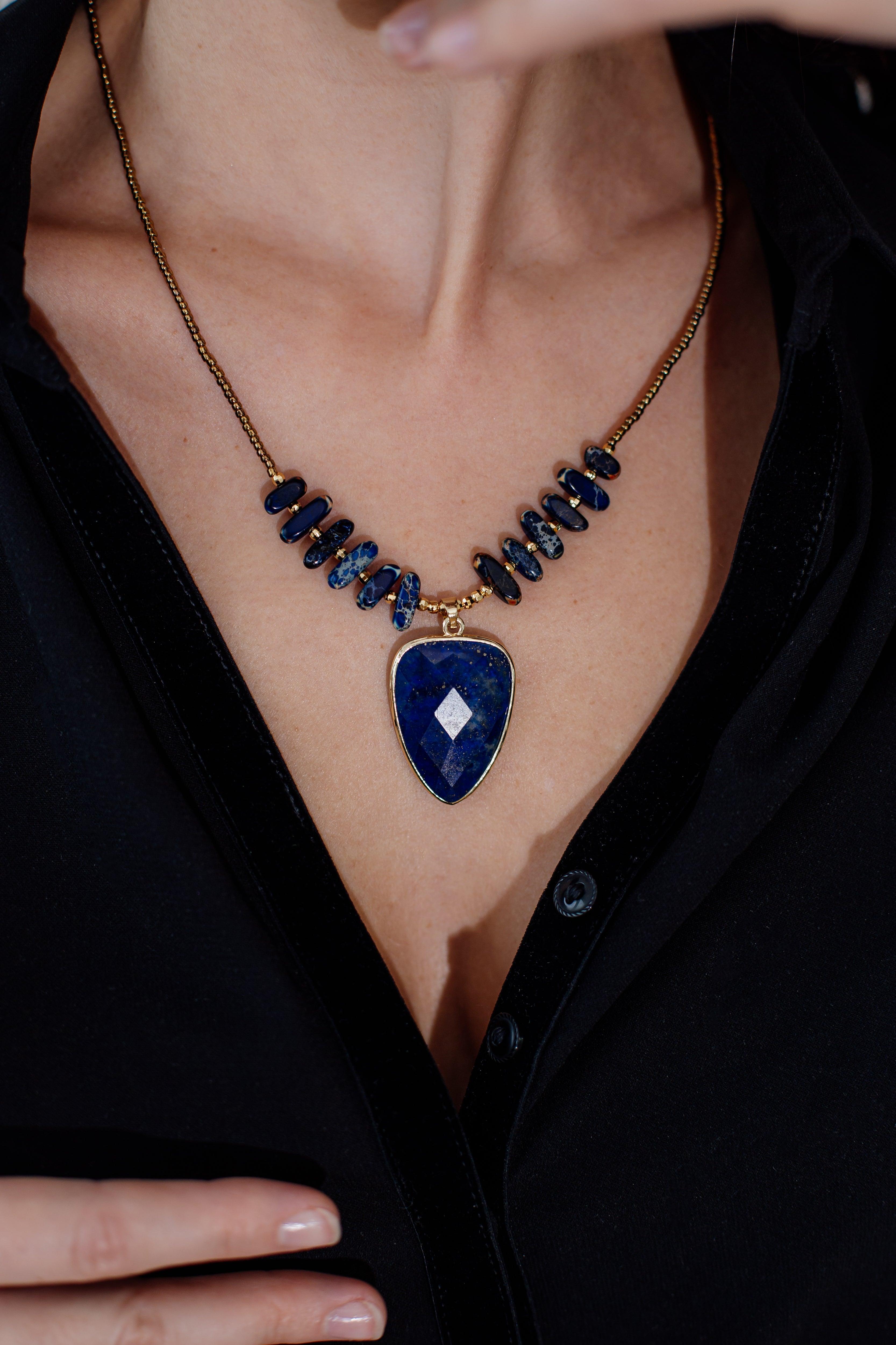 Charmante Böhmische Anhänger-Halskette aus Lapislazuli
