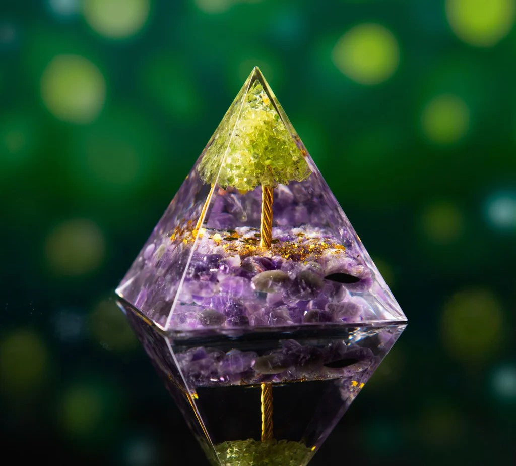 Orgonit-Pyramide mit Lebensbaum aus Peridot und Amethyst