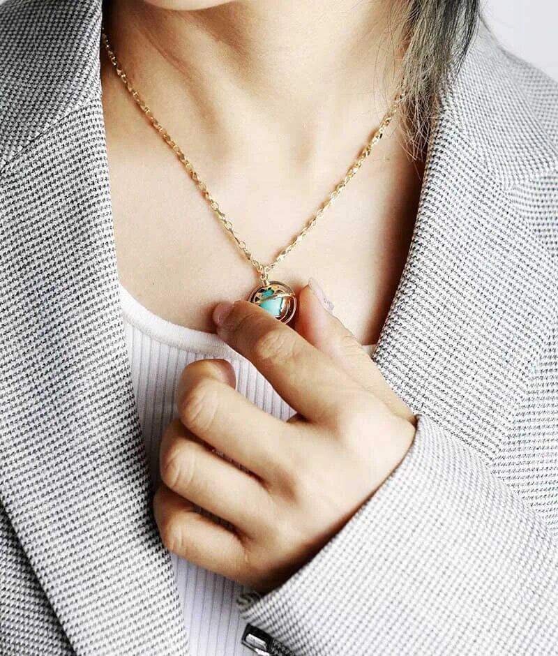 Halskette aus Türkis "Umarmung der goldenen Erde"