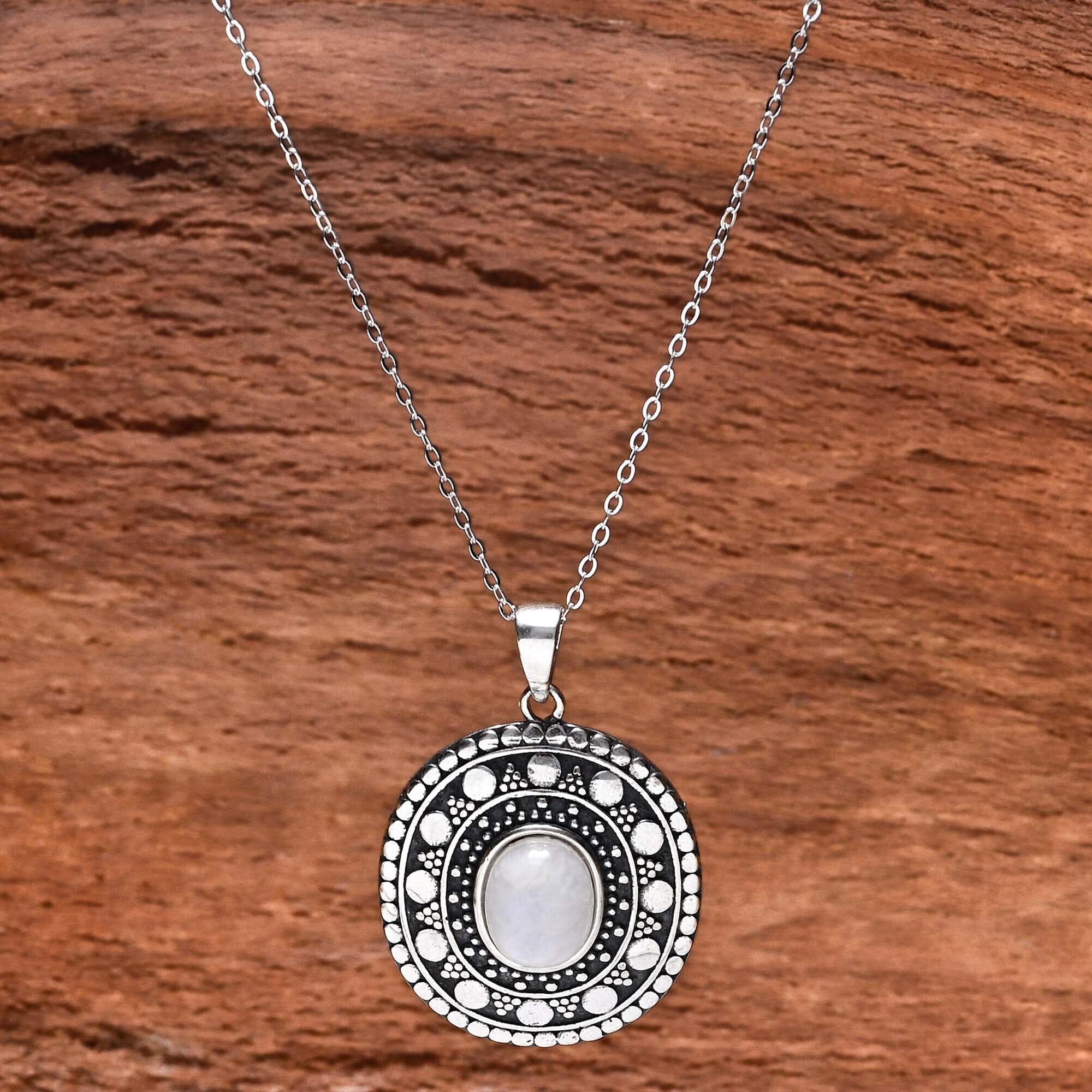 Halskette "Yavanna" mit ovalem Mondstein
