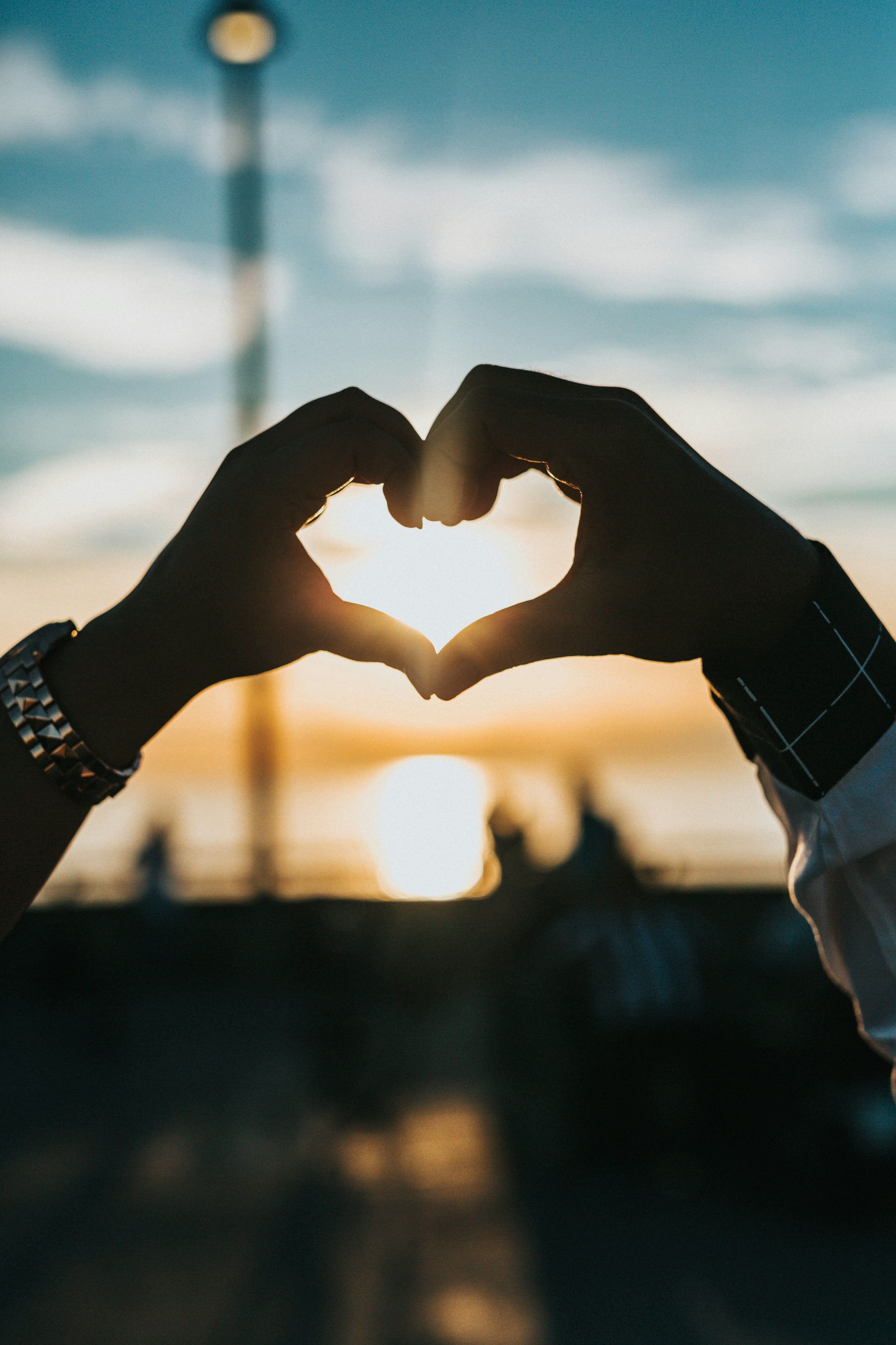 VALENTINSTAGSGESCHENKE UND DIE BESTEN KRISTALLE FÜR DIE LIEBE