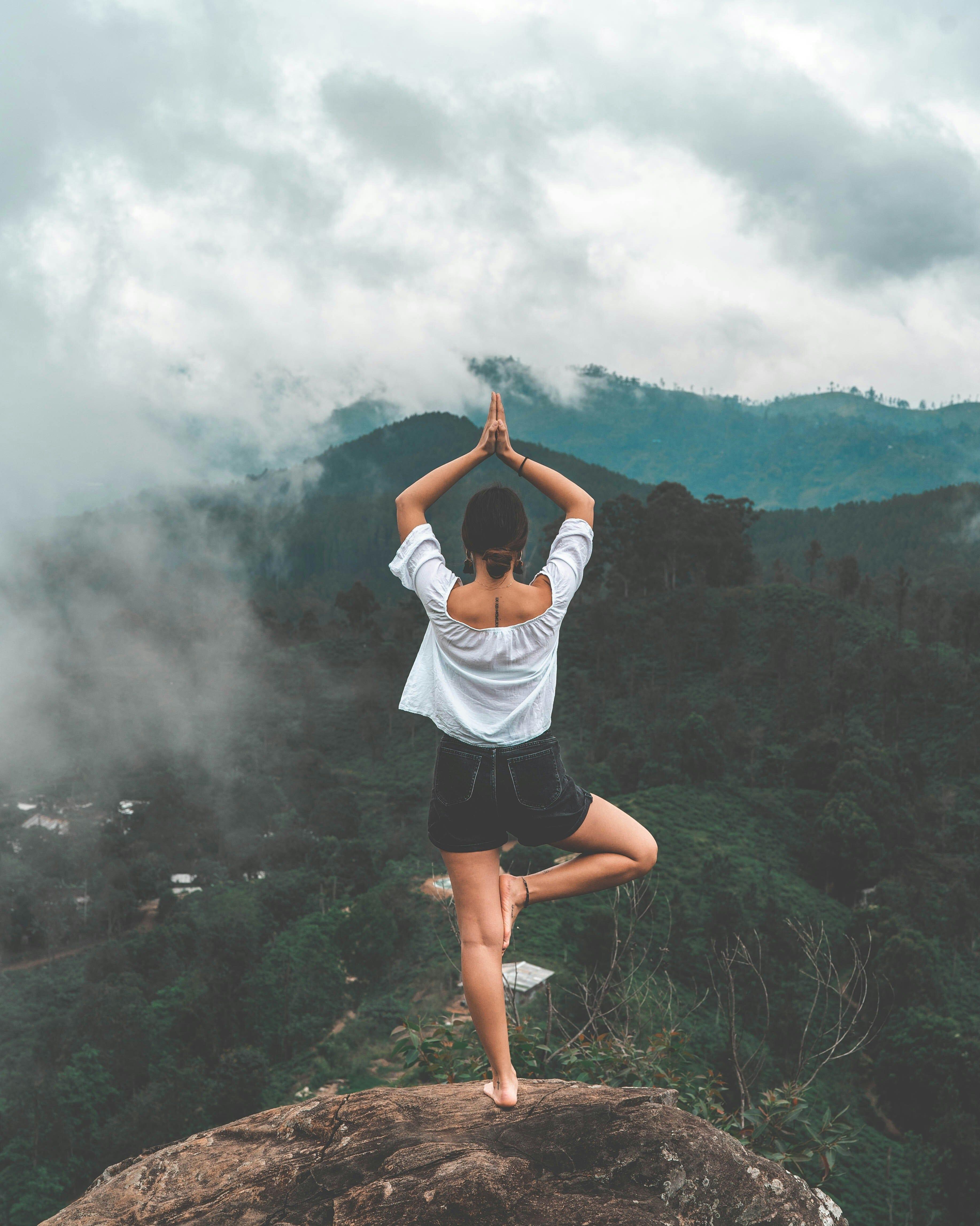 WIE SIE KRISTALLE ZUR VERBESSERUNG IHRER MEDITATION VERWENDEN KÖNNEN