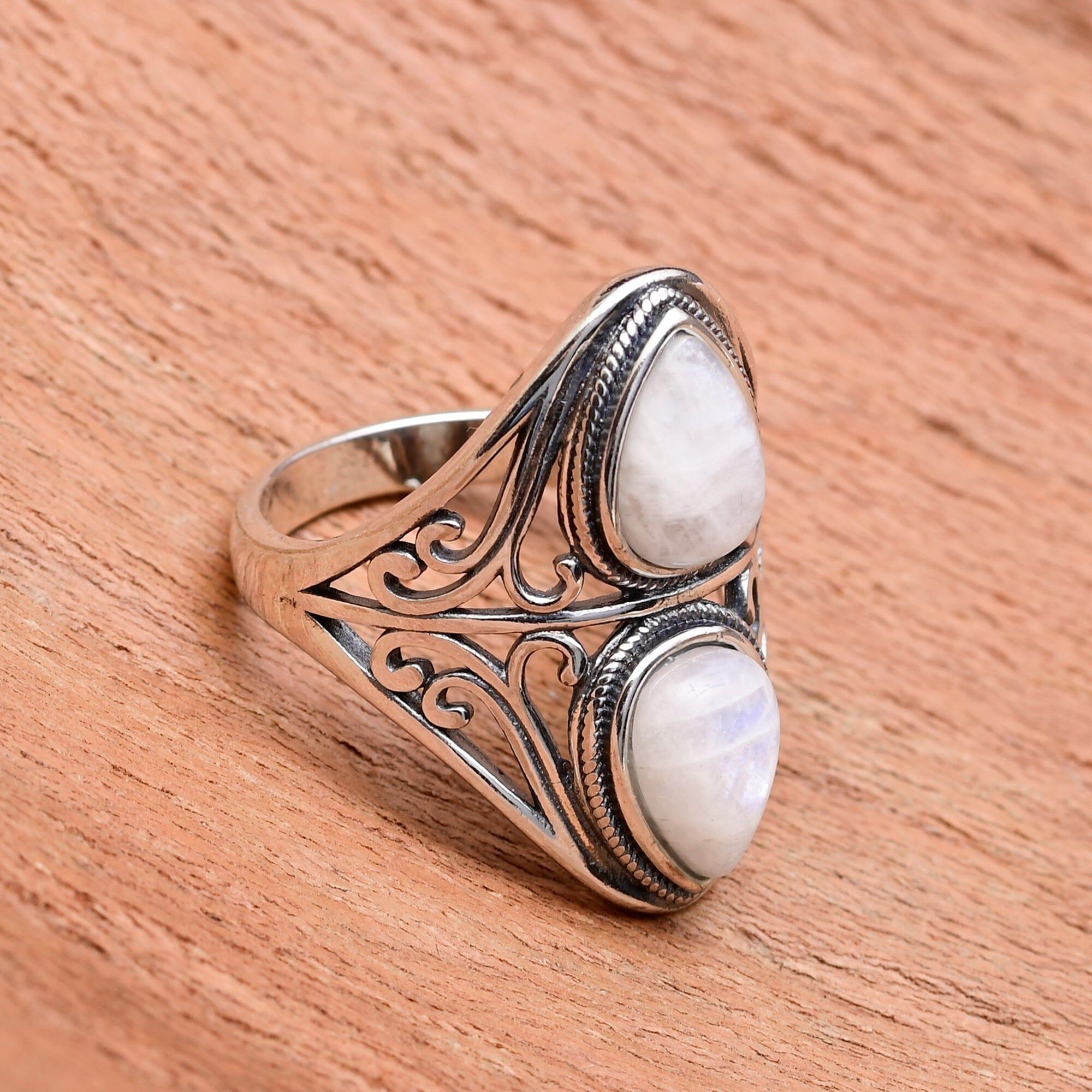 Kryso - Boho Ring mit magischem Leuchten und doppeltem Mondstein