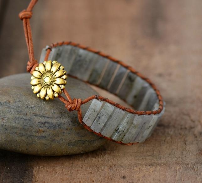 Röhrenarmband mit Blumenverschluss aus Labradorit