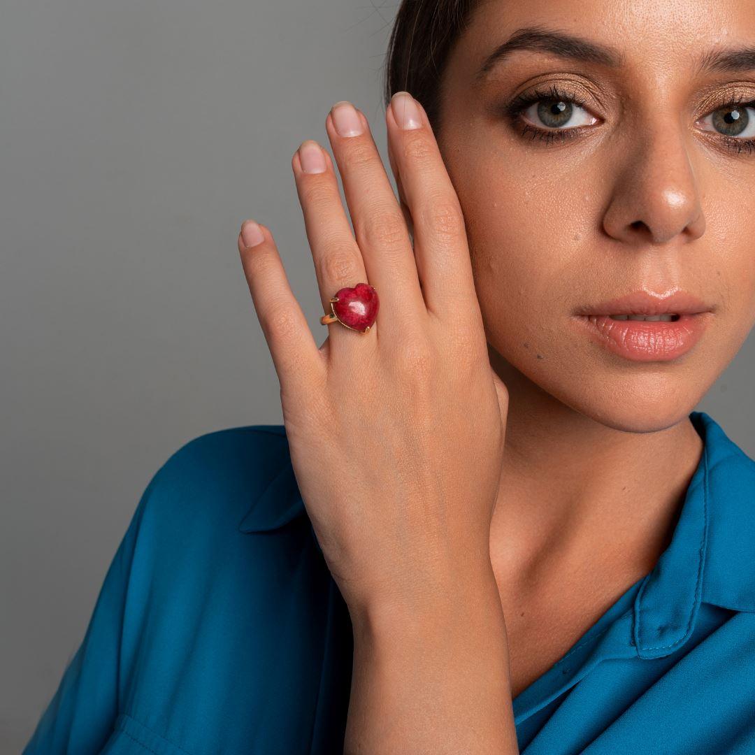 Ring mit heilendem Herzen aus Edelstein