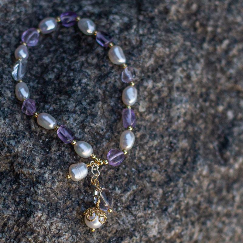 Luxuriöses Armband "Amethyst und Perlen"