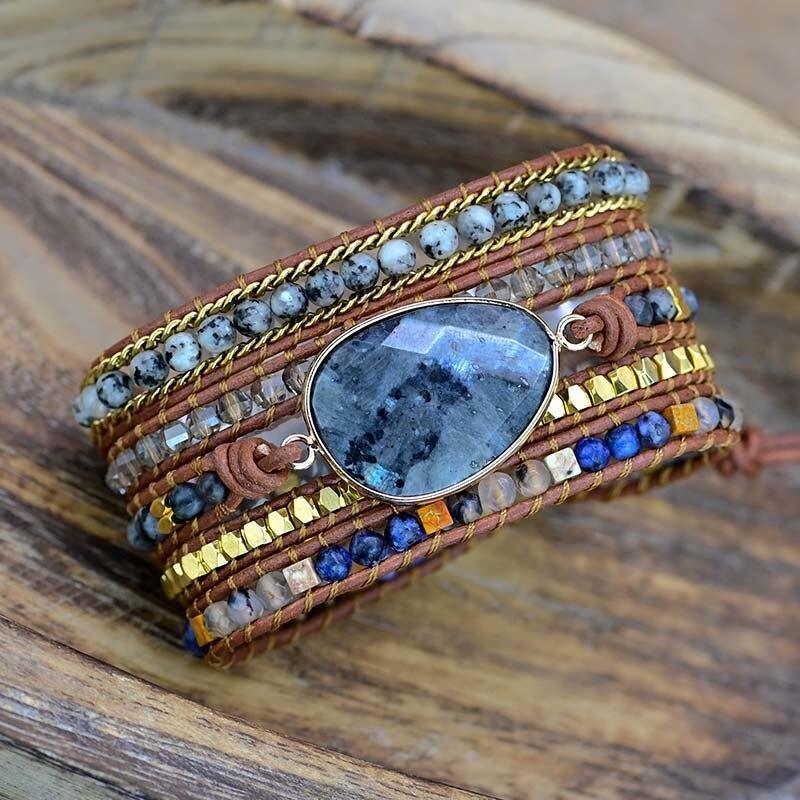 5-strängiges Boho-Armband mit eiförmigen Steinen