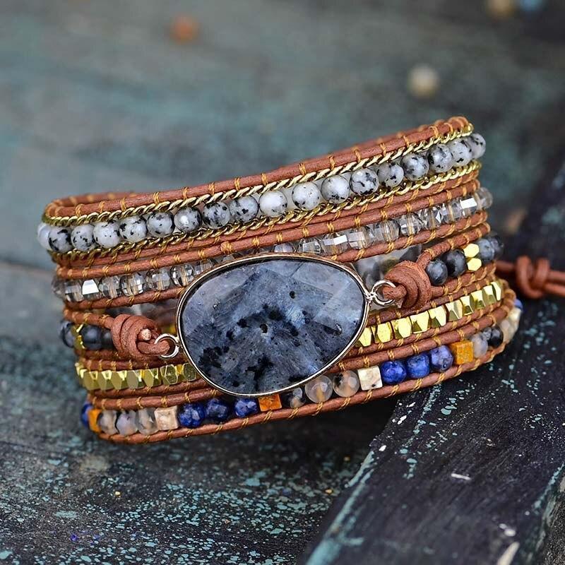 5-strängiges Boho-Armband mit eiförmigen Steinen