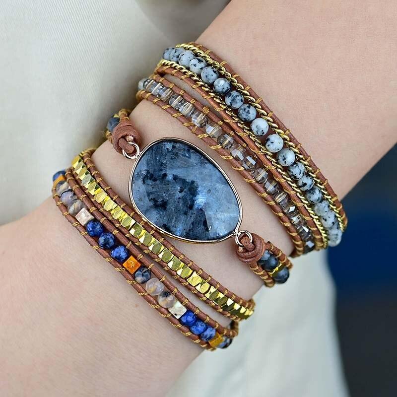 5-strängiges Boho-Armband mit eiförmigen Steinen