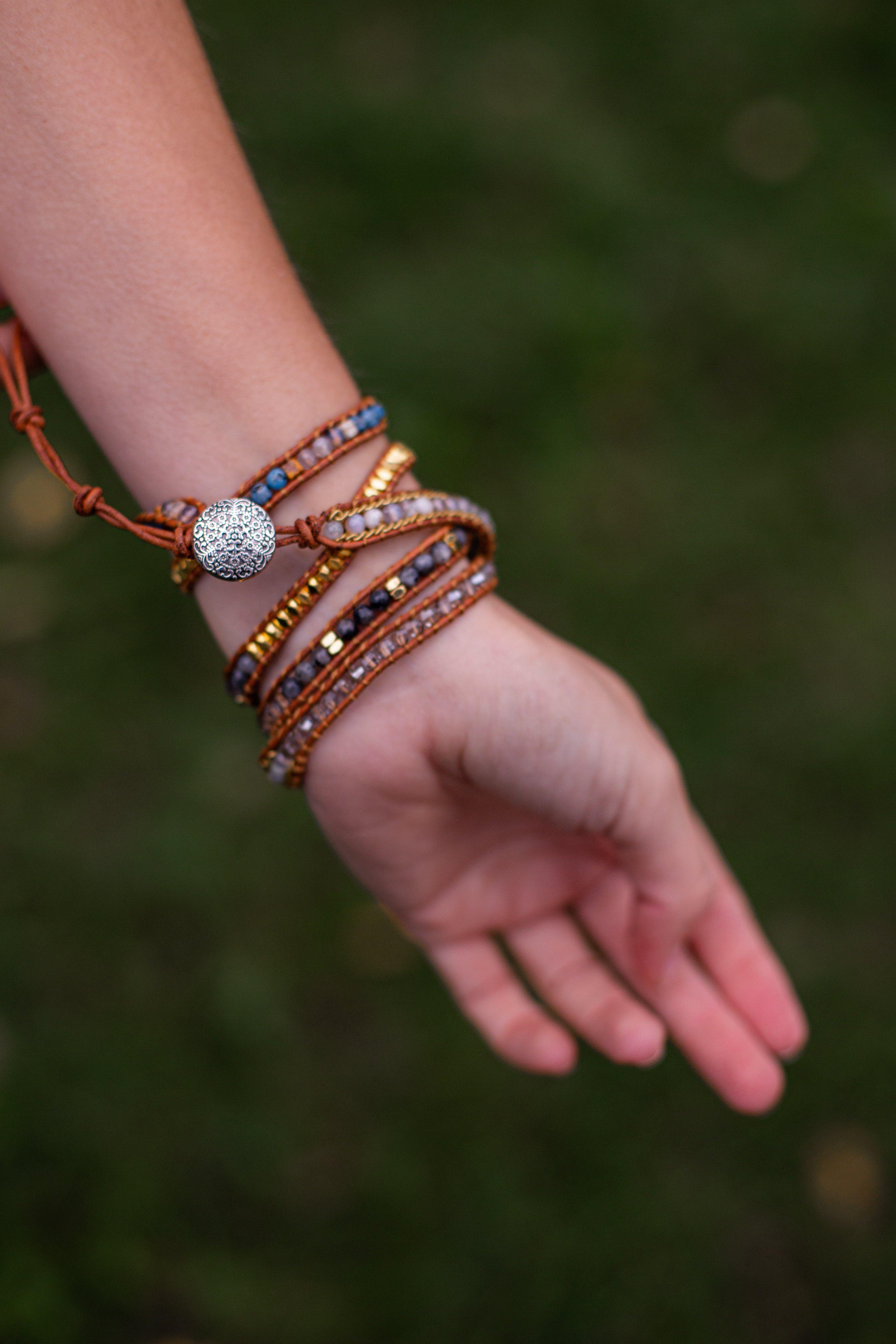 5-strängiges Boho-Armband mit eiförmigen Steinen