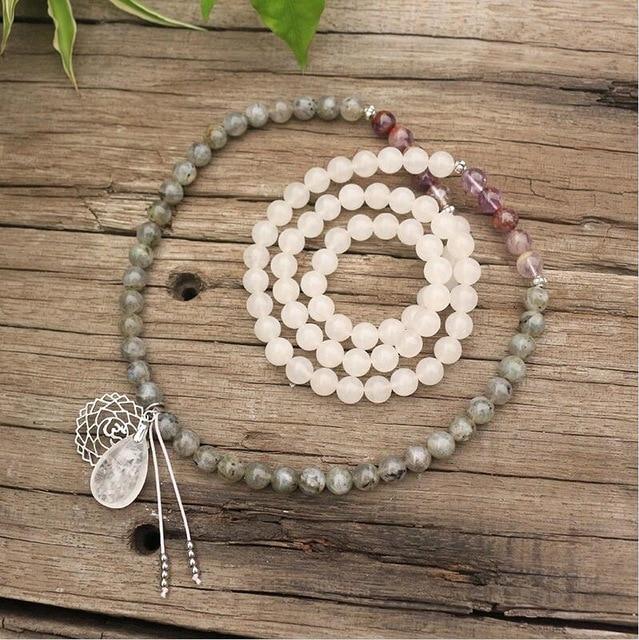 Göttliche Om-Halskette aus Labradorit, Jade und Amethystperlen